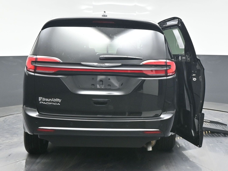 New 2025 Chrysler Pacifica Select Safety - BraunAbility Side Entry Entry Fold Out Automatic Ramp