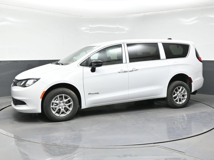 White Chrysler Voyager image number 2