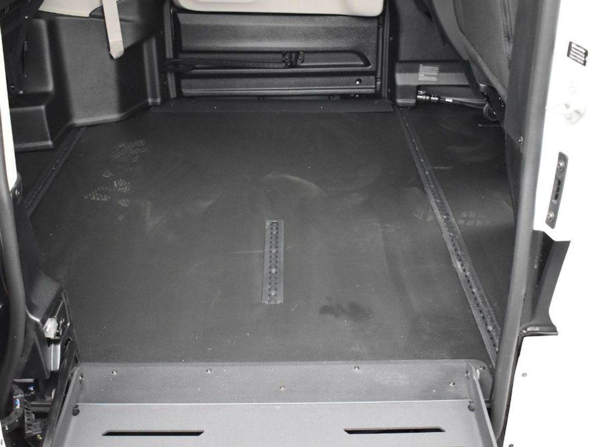 White Chrysler Voyager image number 1