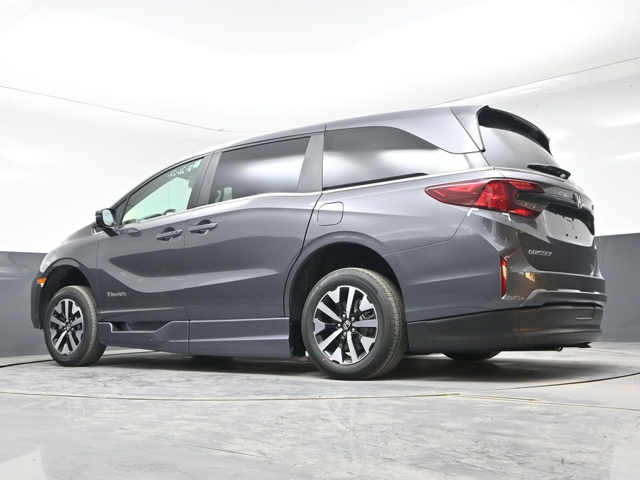 Grey Honda Odyssey image number 20