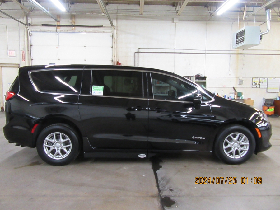 Black Chrysler Voyager image number 12