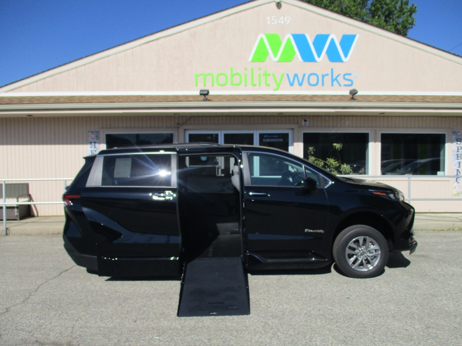 Black Toyota Sienna image number 13