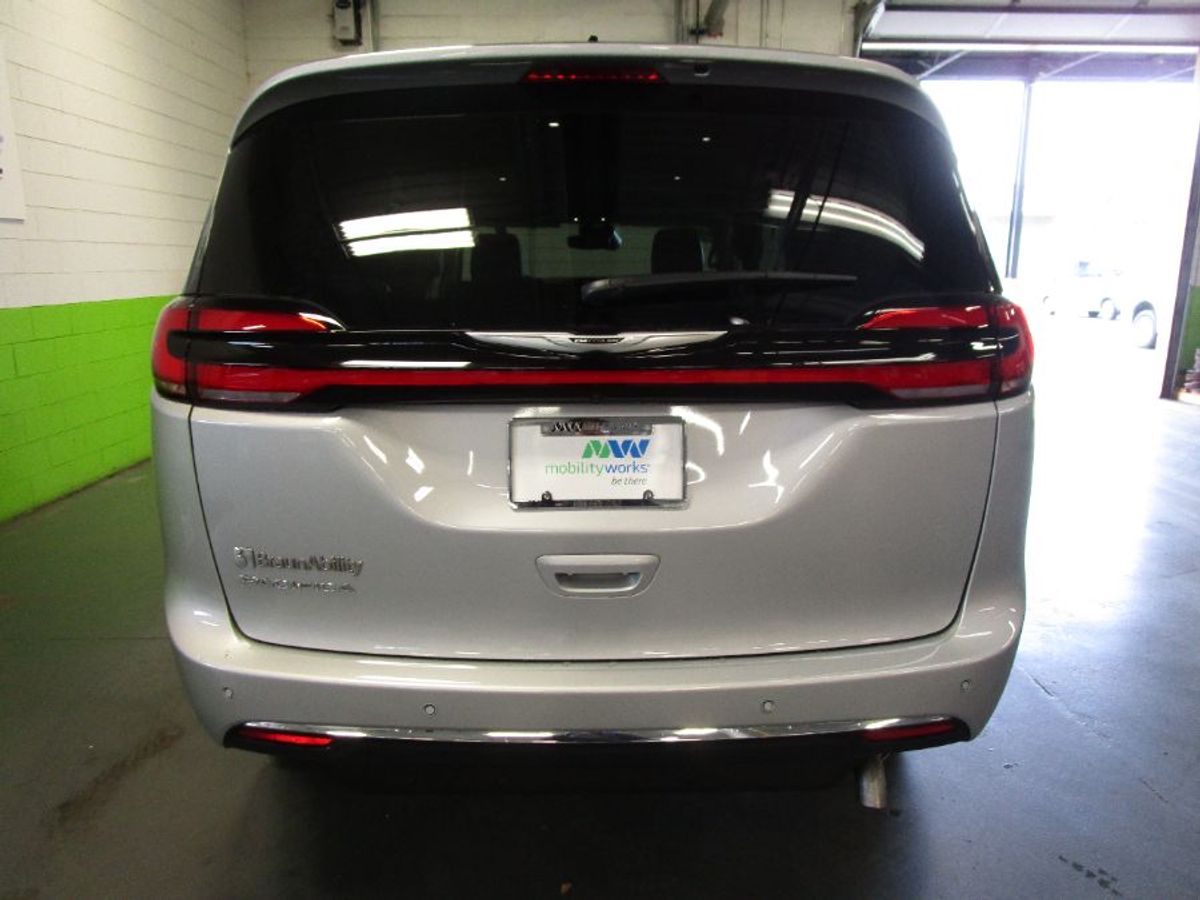 Silver Chrysler Pacifica image number 4