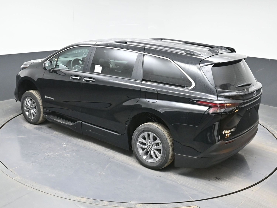 Black Toyota Sienna image number 24