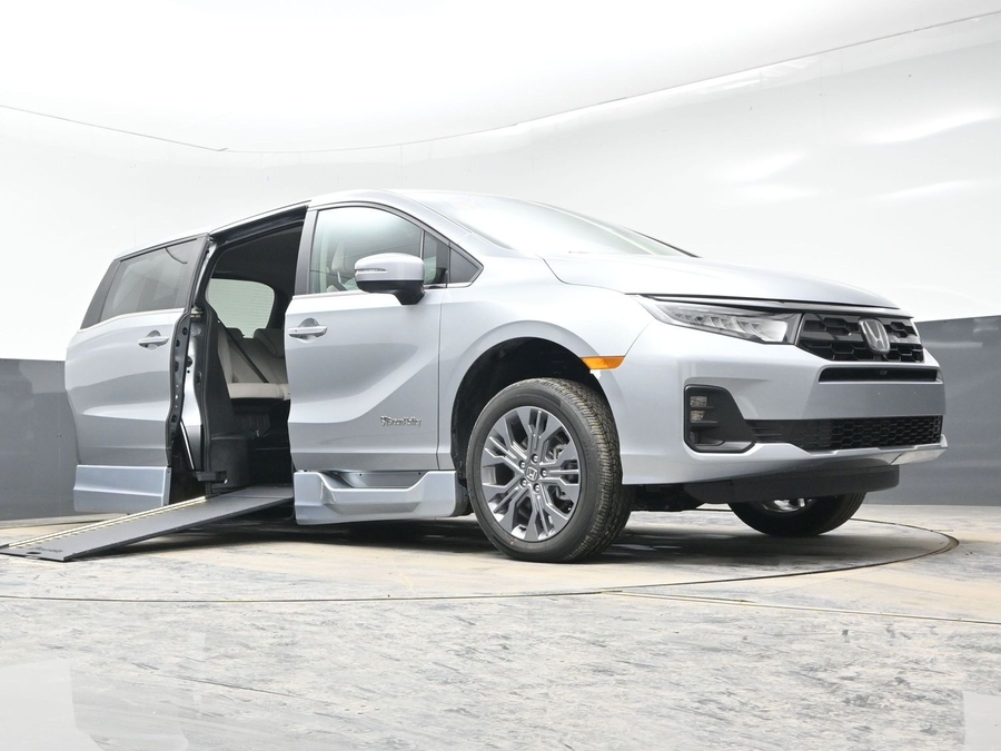 Silver Honda Odyssey image number 18