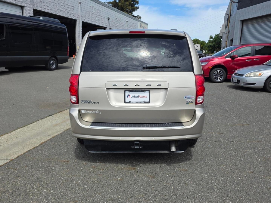 Used 2014 Dodge Grand Caravan SXT - BraunAbility Side Entry Entry Fold Out Automatic Ramp