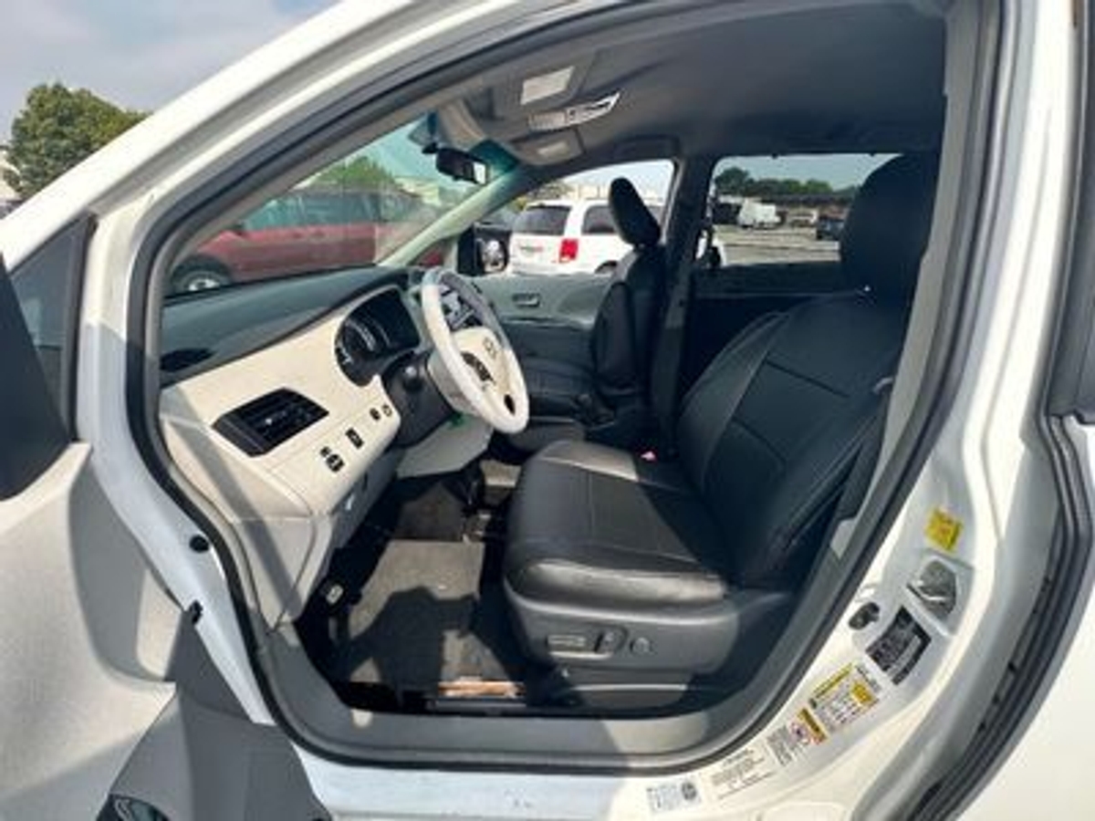 2011 TOYOTA SIENNA - Image 16