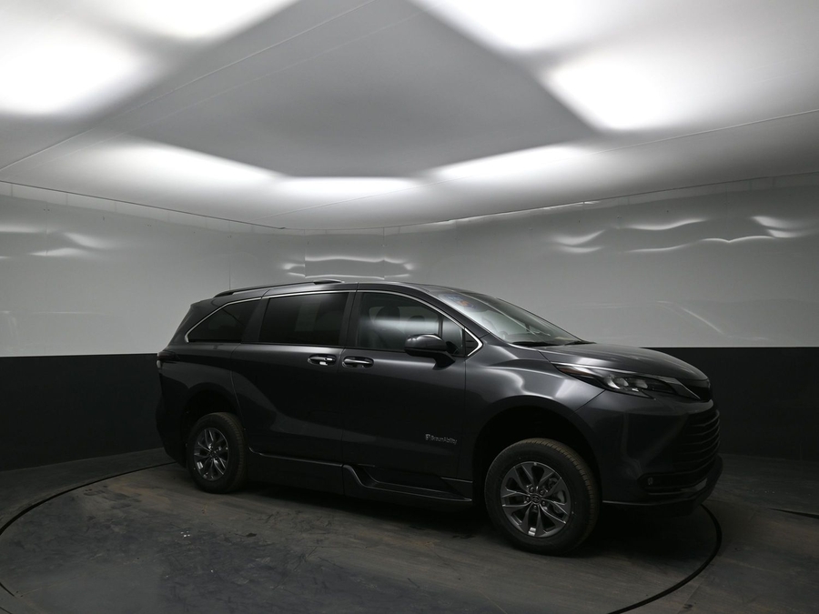 Grey Toyota Sienna image number 17