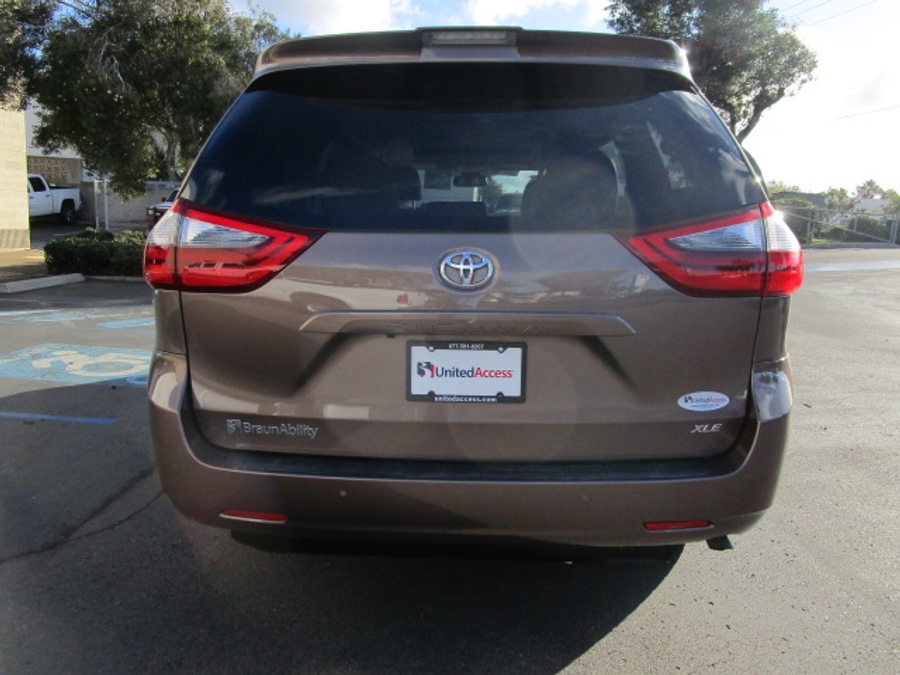 Used 2020 Toyota Sienna XLE Base - BraunAbility Side Entry Entry Fold Out Automatic Ramp