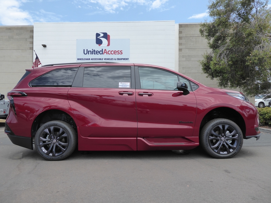 New 2026 Toyota Sienna Hybrid XSE Sport - BraunAbility Side Entry Fold Out Automatic Ramp