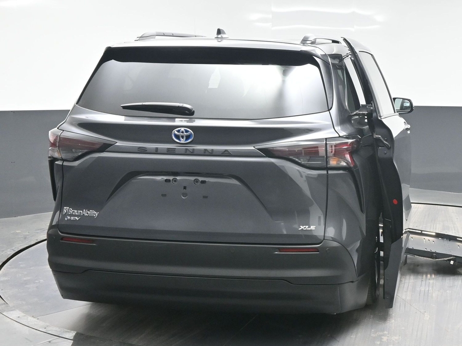 Grey Toyota Sienna image number 3