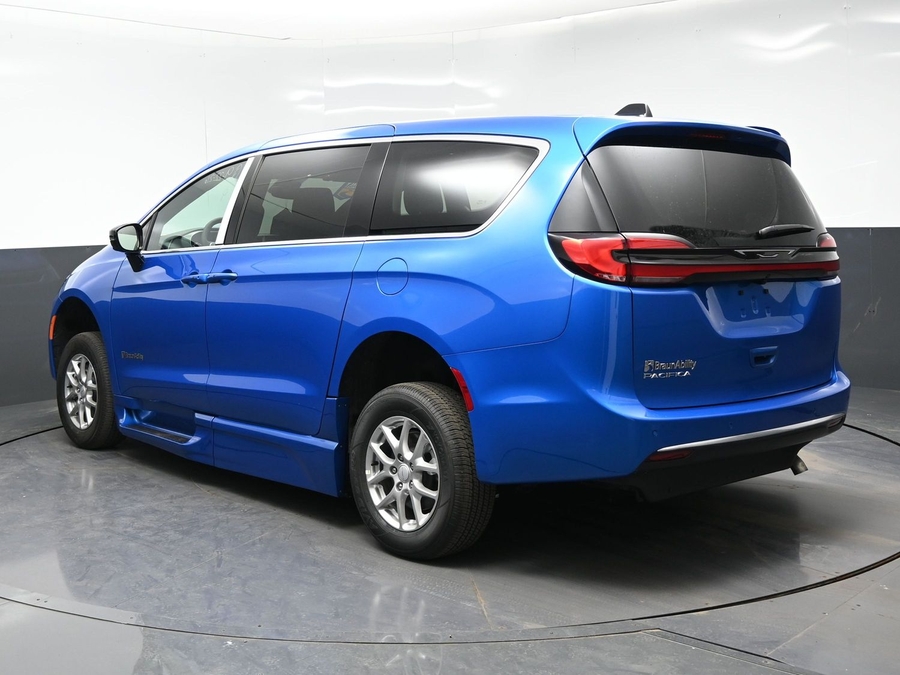 Blue Chrysler Pacifica image number 1