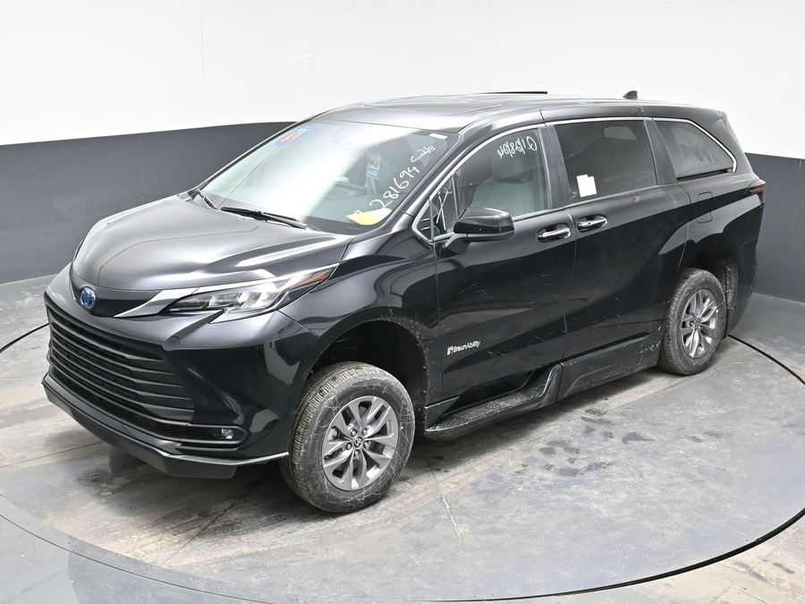 Black Toyota Sienna image number 23