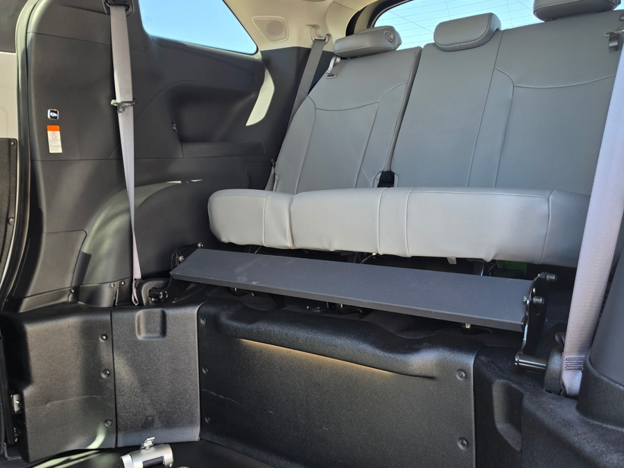 White Toyota Sienna image number 18