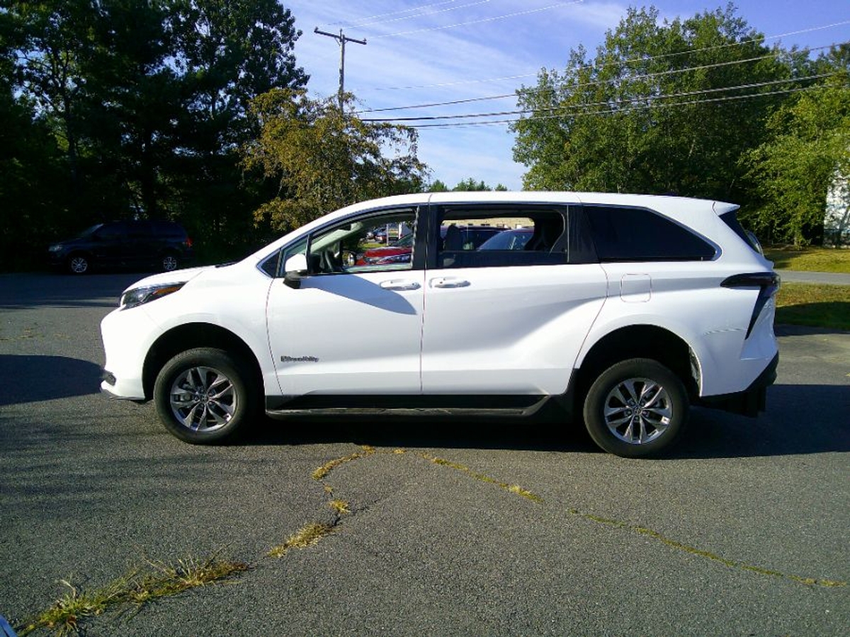 White Toyota Sienna image number 10