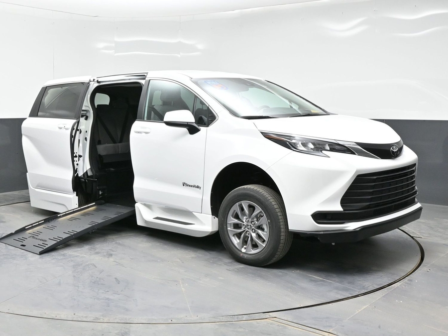 New 2026 Toyota Sienna Hybrid LE - BraunAbility Side Entry Entry Fold Out Automatic Ramp
