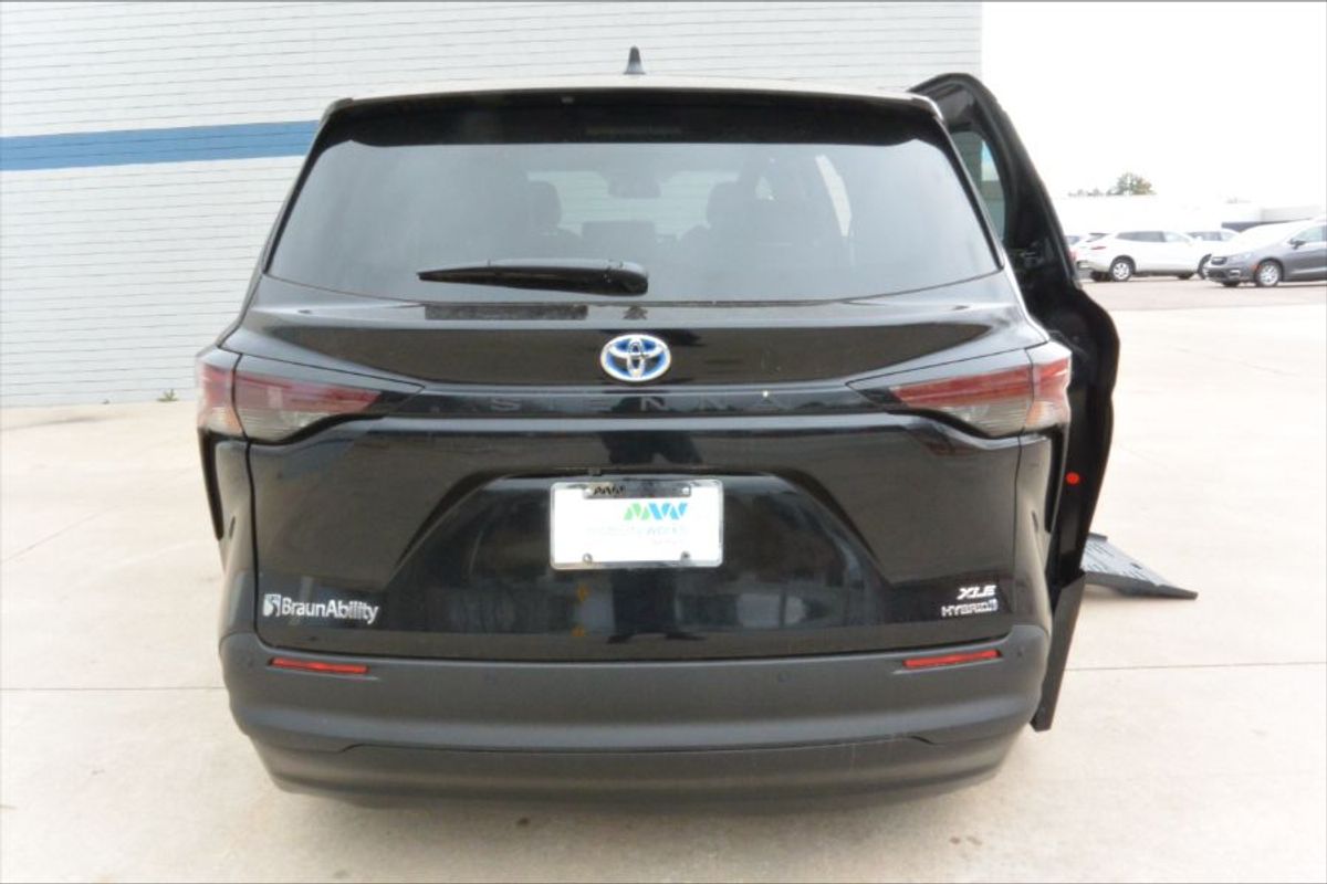 Black Toyota Sienna image number 5