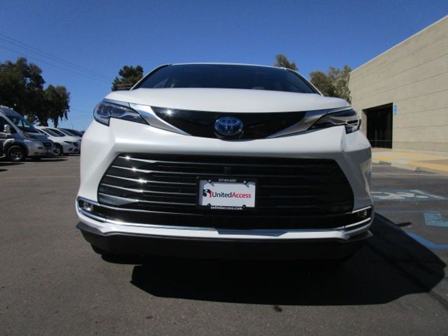 New 2025 Toyota Sienna Hybrid Platinum - BraunAbility Side Entry Entry Fold Out Automatic Ramp