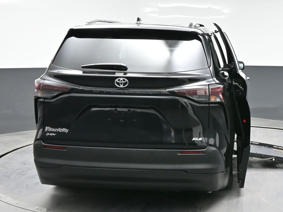 New 2026 Toyota Sienna Hybrid XLE Base - BraunAbility Side Entry Entry Fold Out Automatic Ramp