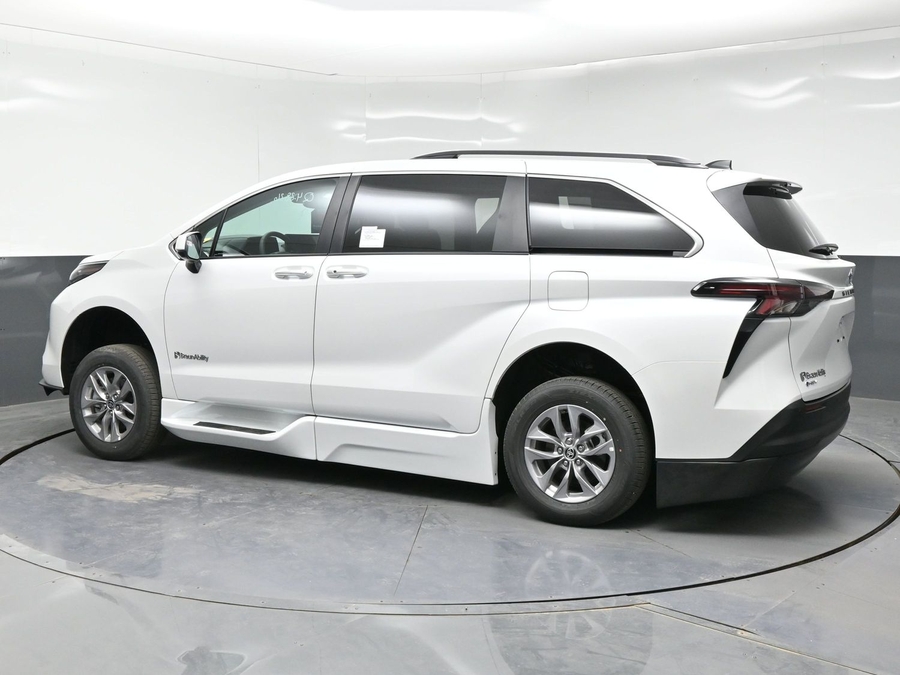 White Toyota Sienna image number 3