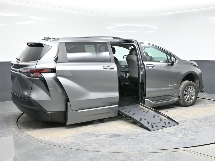 New 2026 Toyota Sienna Hybrid XLE Base - BraunAbility Side Entry Entry Fold Out Automatic Ramp