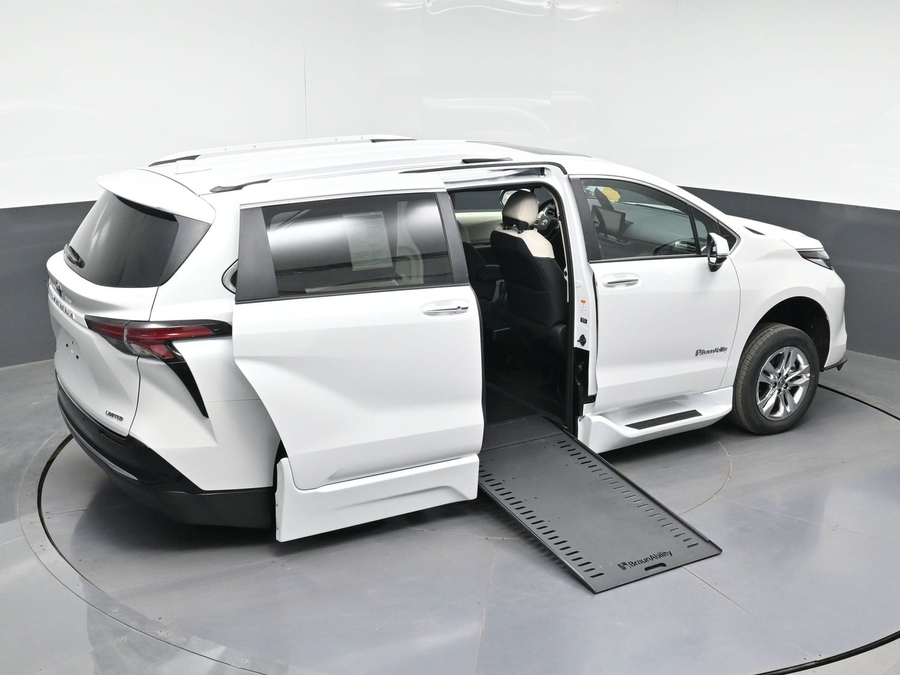 New 2026 Toyota Sienna Hybrid Limited - BraunAbility Side Entry In Floor Automatic Ramp