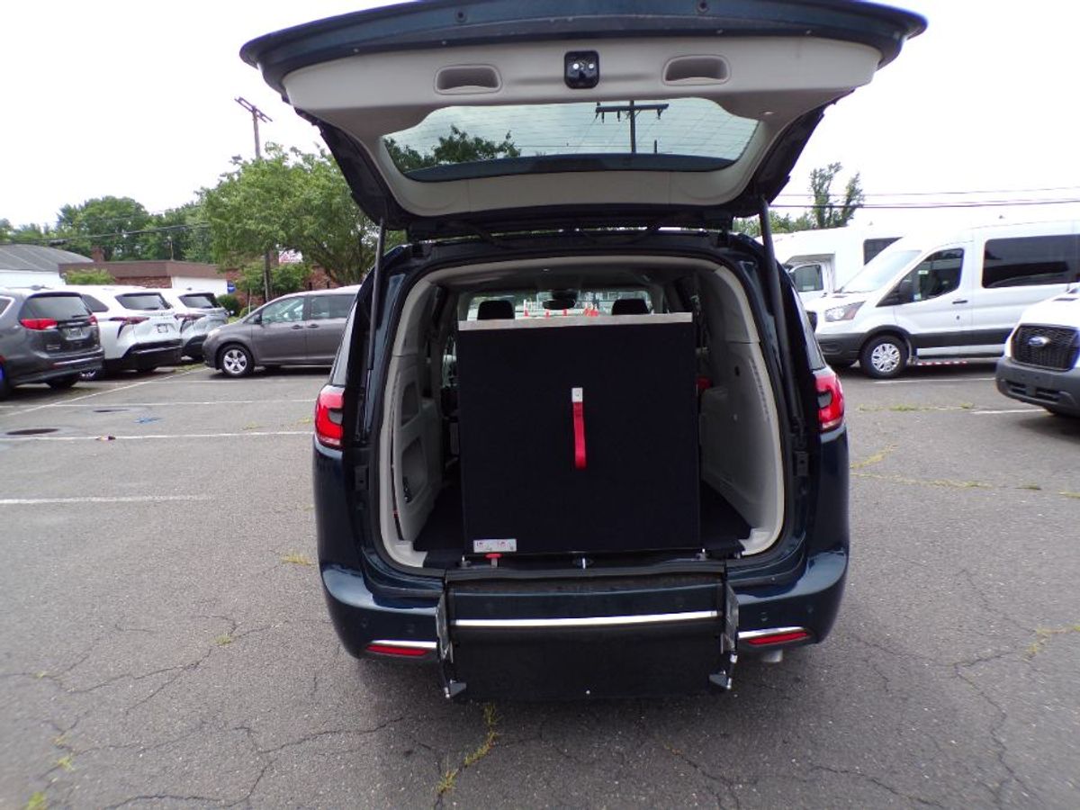 Blue Chrysler Pacifica image number 14