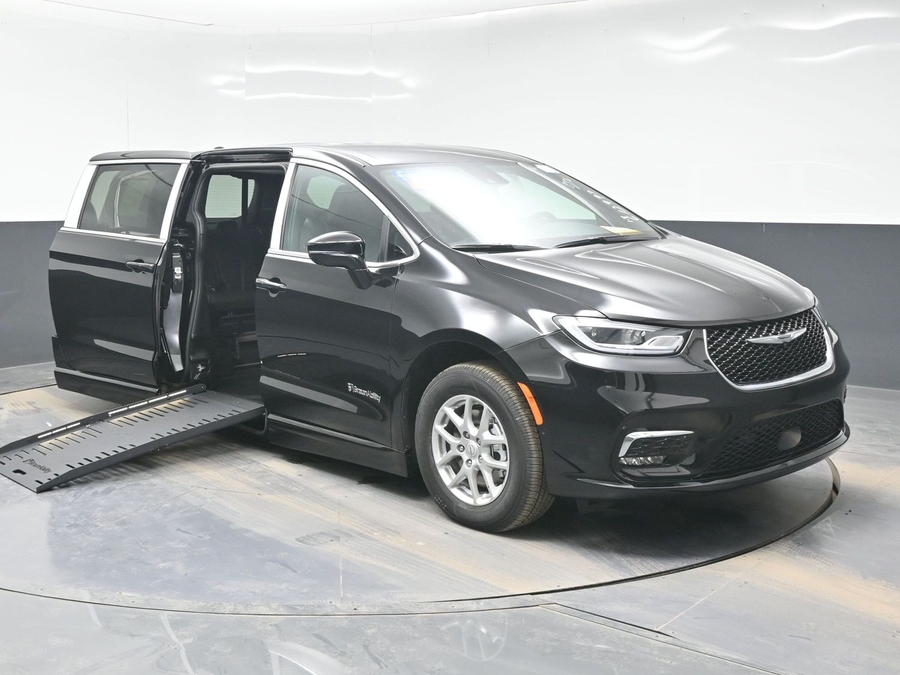 2025 Chrysler Pacifica Select's photo