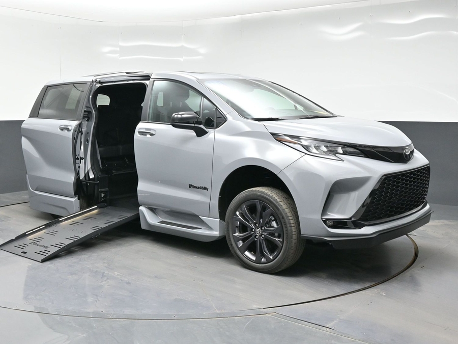 New 2026 Toyota Sienna Hybrid XSE Sport - BraunAbility Side Entry Fold Out Automatic Ramp