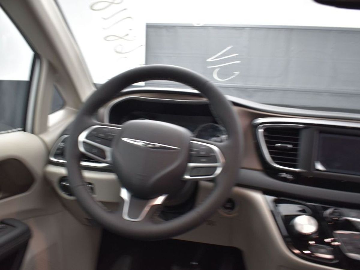 White Chrysler Voyager image number 17