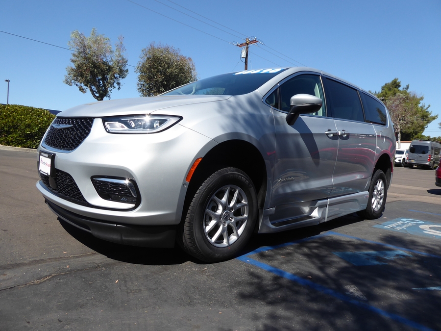 2023 Chrysler Pacifica Touring L - Photo 10
