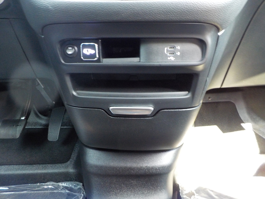 White Chrysler Pacifica image number 12