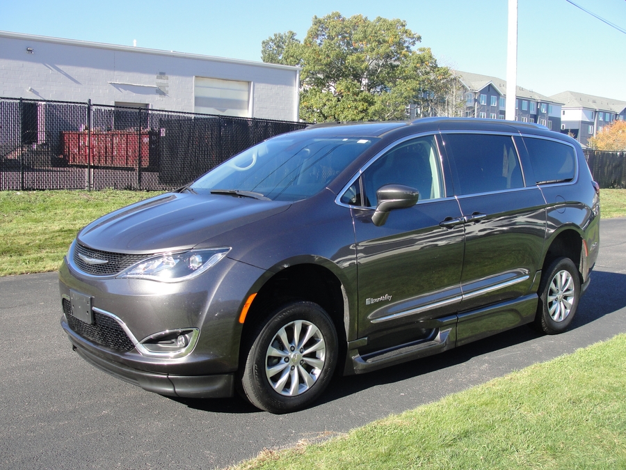 Grey Chrysler Pacifica image number 6