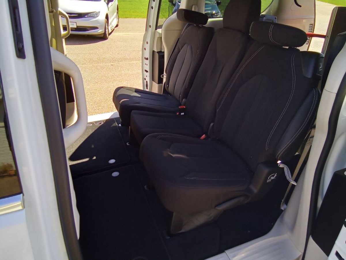 2024 CHRYSLER VOYAGER - Image 13