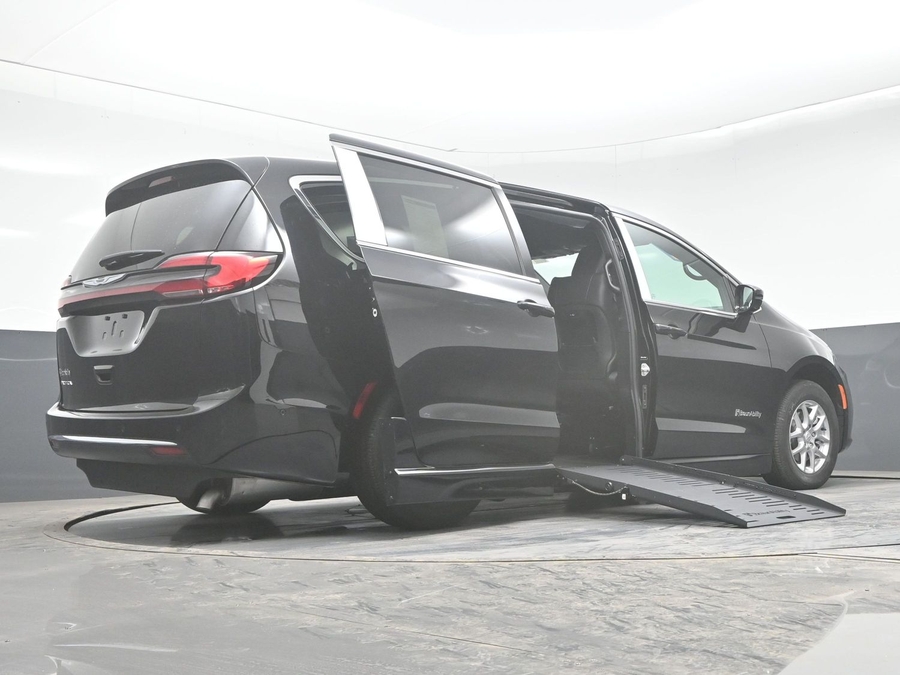 Black Chrysler Pacifica image number 25
