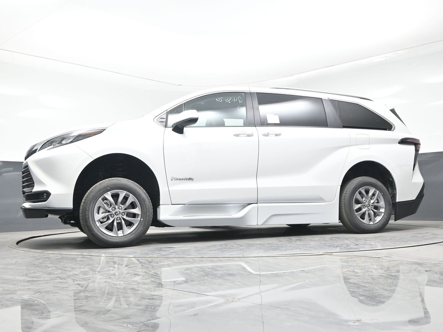 White Toyota Sienna image number 18