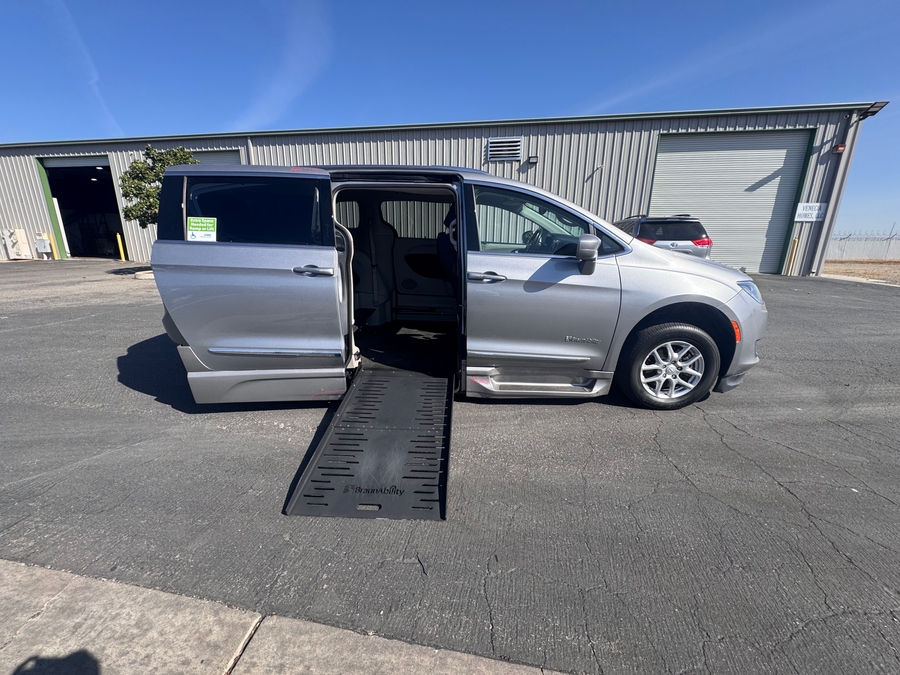 Silver Chrysler Pacifica image number 7