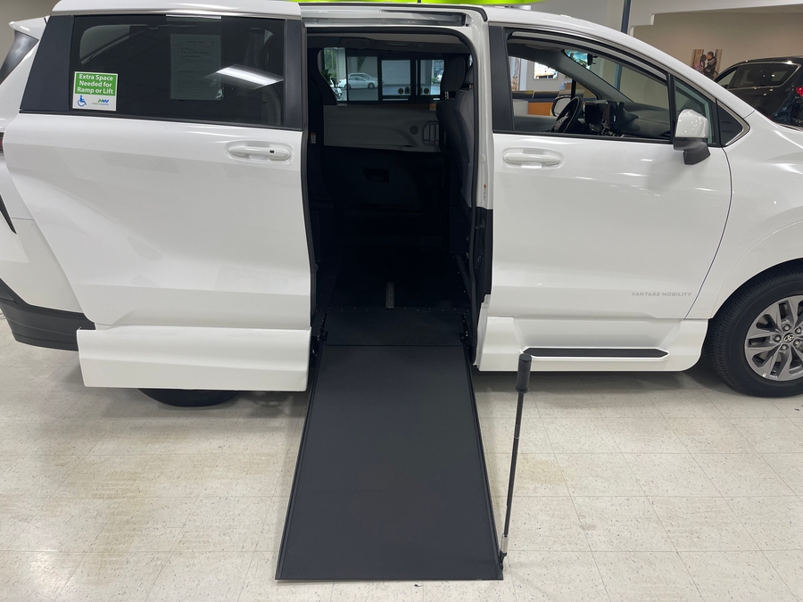 White Toyota Sienna image number 6