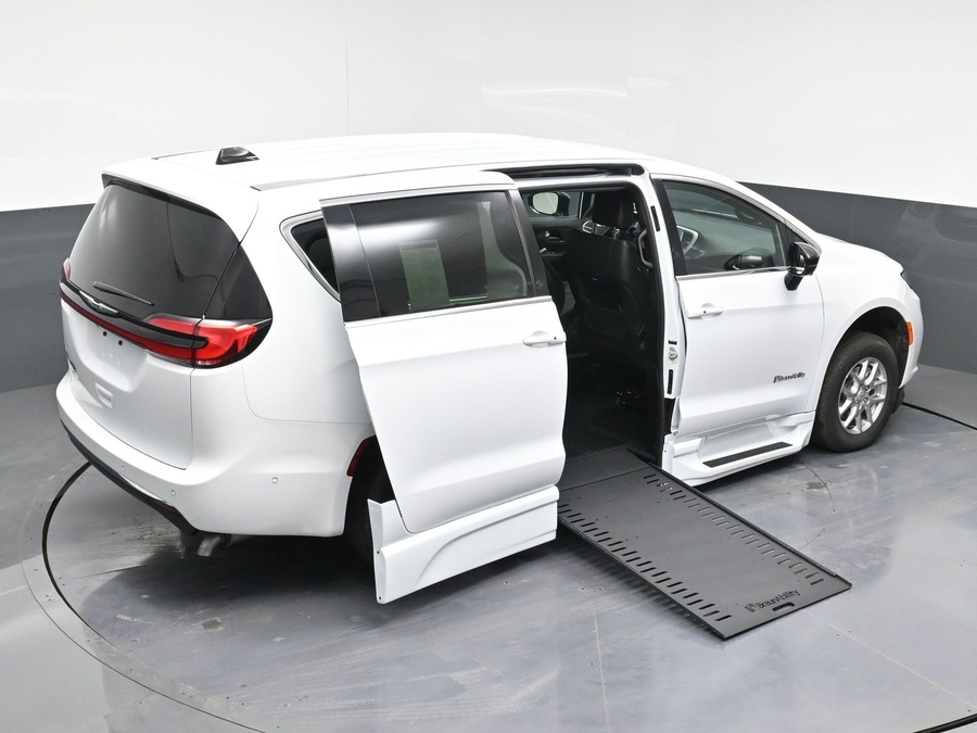 New 2025 Chrysler Pacifica Select Safety - BraunAbility Side Entry Entry In Floor Automatic Ramp