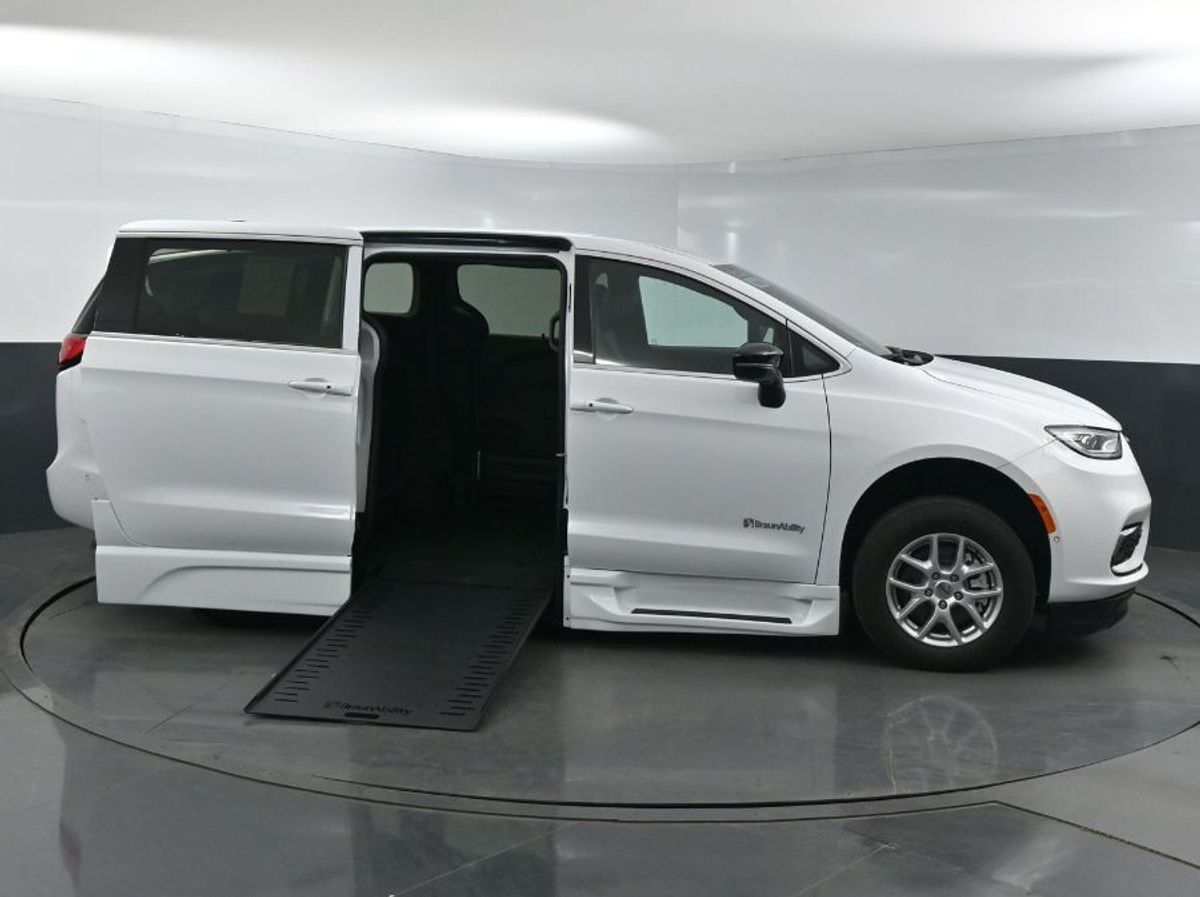 White Chrysler Pacifica image number 7