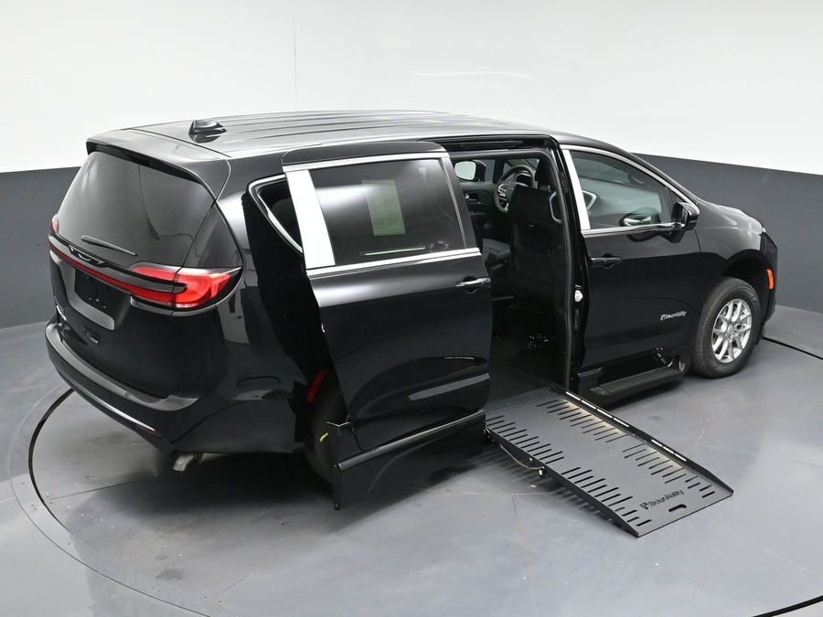 Black Chrysler Pacifica image number 22