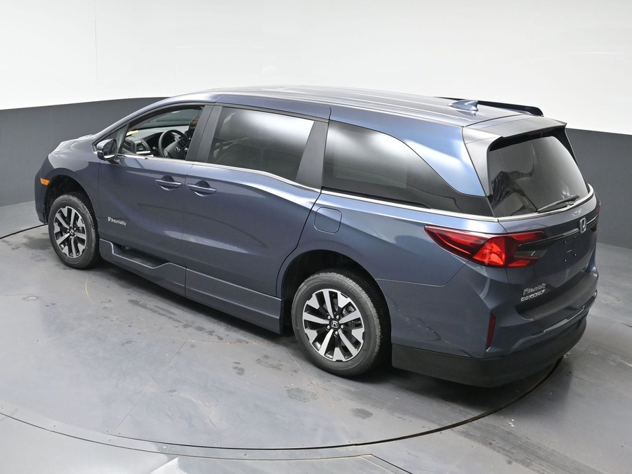 Blue Honda Odyssey image number 21