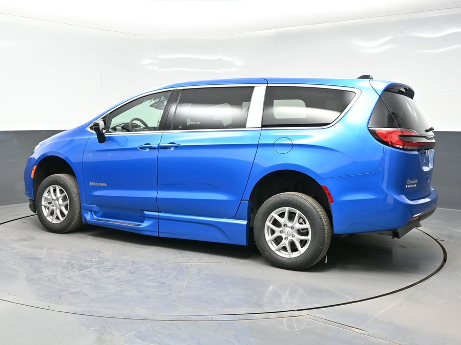 Blue Chrysler Pacifica image number 3