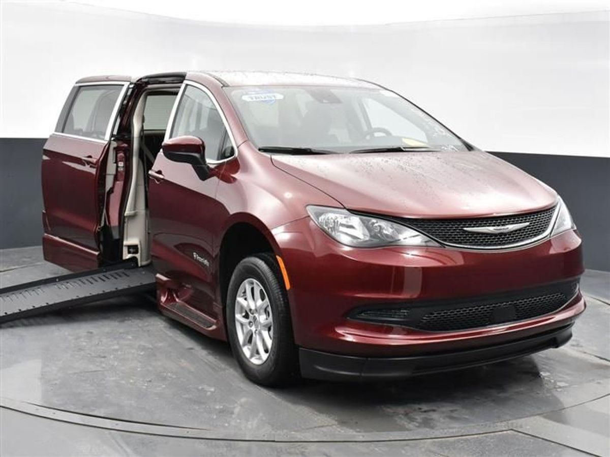 Red Chrysler Voyager image number 7