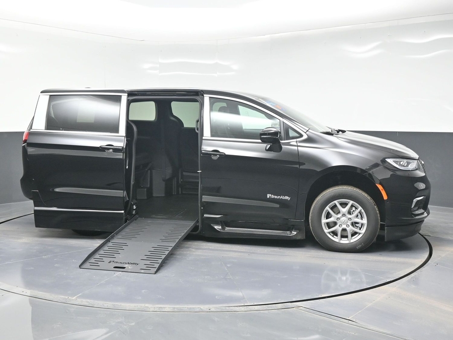 Black Chrysler Pacifica image number 7