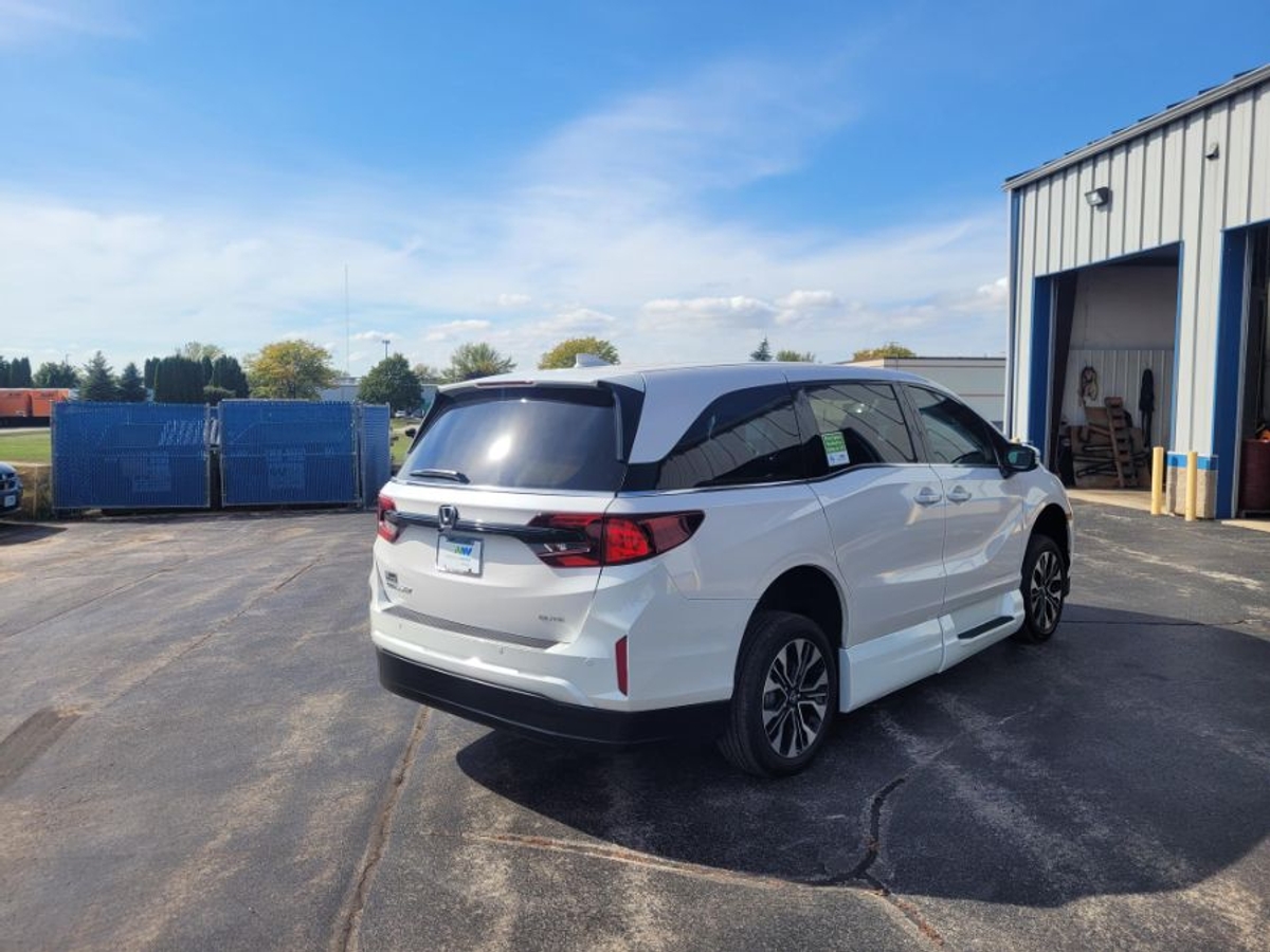 White Honda Odyssey image number 7