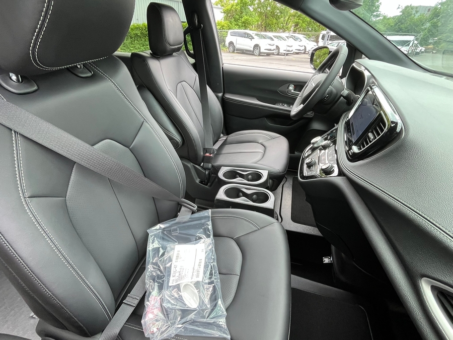Silver Chrysler Pacifica image number 10