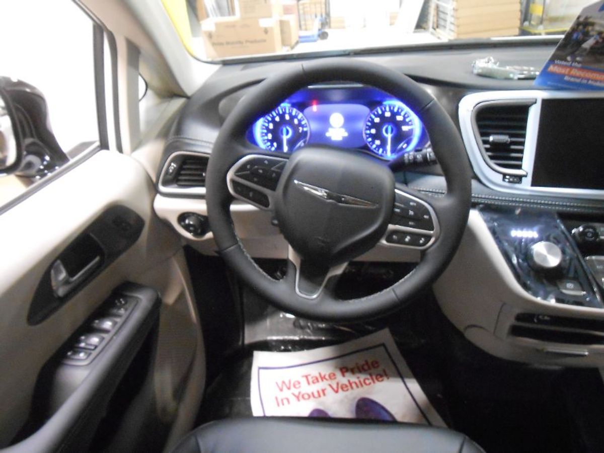 White Chrysler Pacifica image number 15