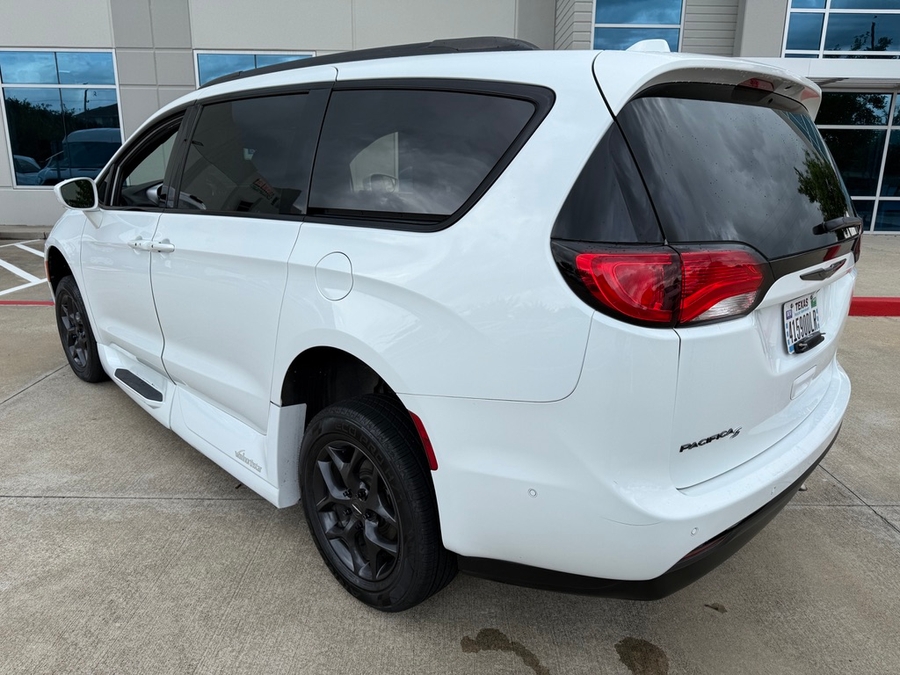 White Chrysler Pacifica image number 4