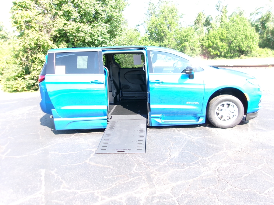 Blue Chrysler Pacifica image number 9